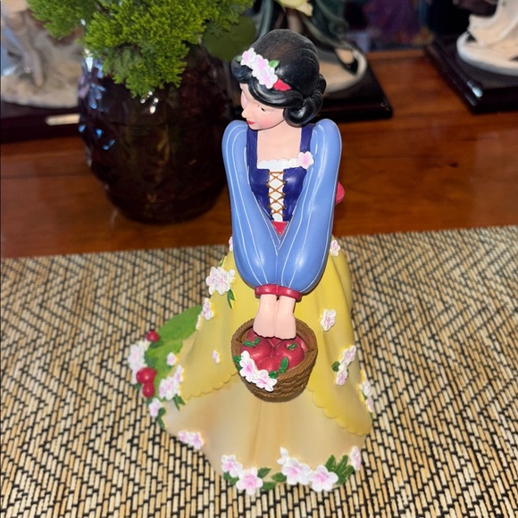 Disney Floral Coll / Charming Snow White Figurine with Basket - Blue and Yellow - Picture 4 of 8